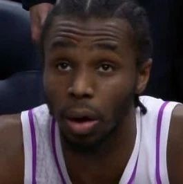 女生在校内打篮球技法惊人，男同学现场沸腾被实力圈粉（校园女生篮球技术爆表，男生现场欢呼纷纷被圈粉）