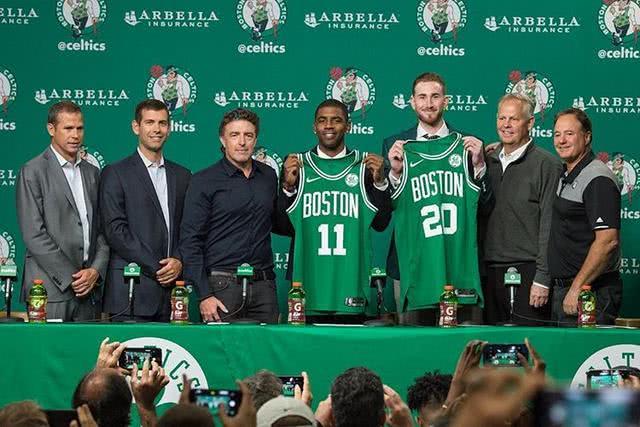 NBA：雄鹿再取关键胜利 字母哥率队登榜首（NBA：字母哥领军雄鹿再赢关键战 升至榜首）