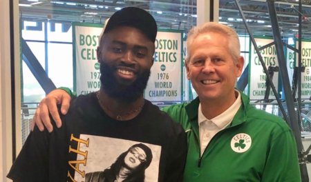 刚出场就离场！湖人斯玛特与亚当斯对抗后受伤 死球期间跑回更衣室（上来就伤退！湖人斯玛特与亚当斯对抗后受伤，死球时奔回更衣室）