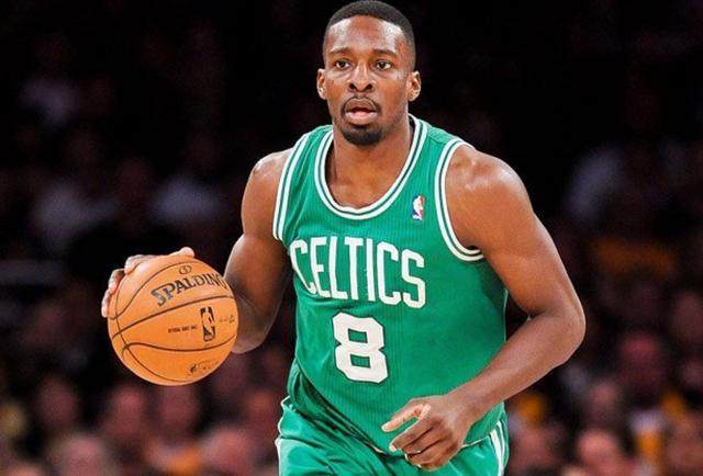 关键球对飙！爱德华兹对抗约基奇上篮追至1分 穆雷三分强势回应（关键时刻火拼：爱德华兹强突约基奇追到只差1分，穆雷三分立刻回敬）