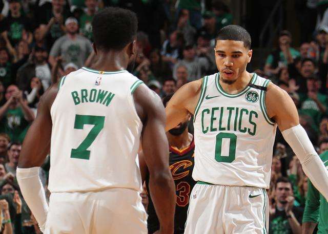 姆巴佩伤愈回归！皇马防线全面告急 阿隆索迎来一丝喜讯（姆巴佩伤愈复出！皇马后防岌岌可危，阿隆索传来一线利好）