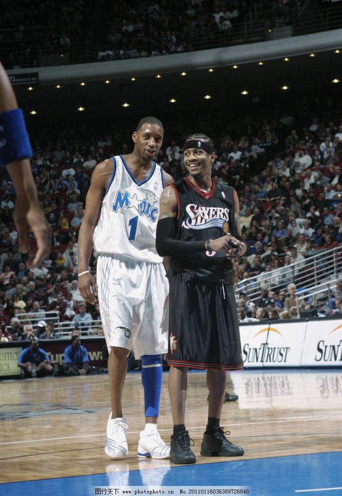 手感爆棚！李弘权8中6贡献18分8篮板，三分7投5中（火力全开！李弘权投篮8中6砍下18分8篮板，三分7投5中）