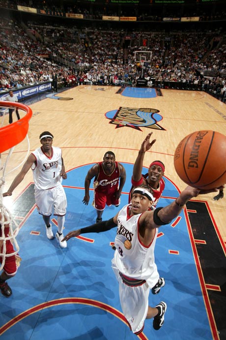 英超半场：罗杰斯世界波破门，维拉暂1-1曼联（英超半场战报：罗杰斯轰世界波，阿斯顿维拉暂与曼联1-1）