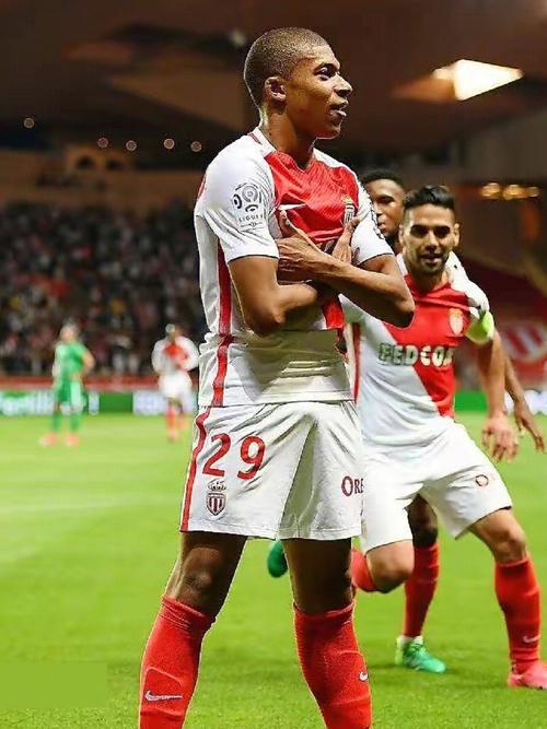 梅西四场季后赛贡献4球+5助攻，率迈阿密国际拿下东部冠军（梅西季后赛4战4球5助，助迈阿密国际加冕东部冠军）