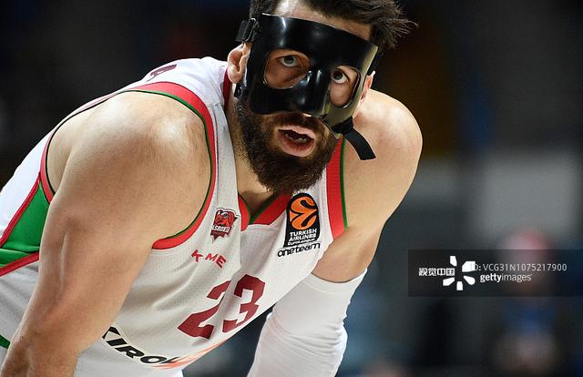 随着皇马3-0，西甲最新积分榜出炉：皇马紧咬领头羊（3-0大胜后，皇马在西甲最新积分榜上紧追榜首）