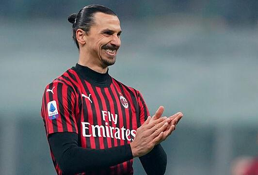 内马尔在桑托斯关键比赛中上演帽子戏法，助球队保级成功，展现坚韧与决心。（内马尔关键战戴帽护航桑托斯保级，尽显坚韧与决心）