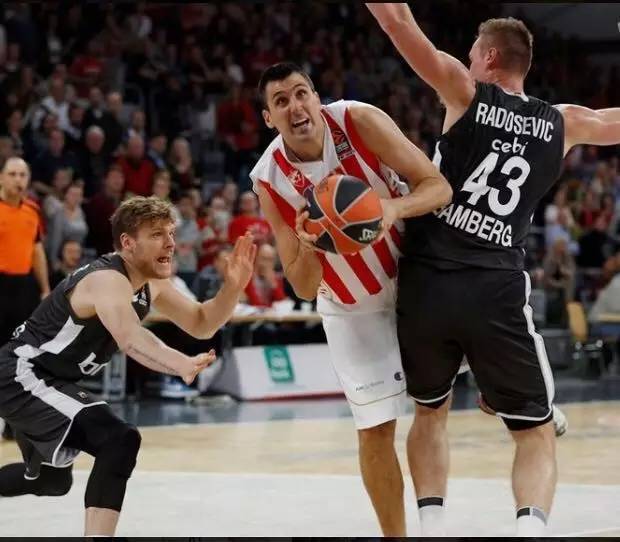 瑞典青年足球主管指责哥本哈根足球俱乐部挖走八岁球员（瑞典青训负责人指控哥本哈根俱乐部挖走一名8岁球员）