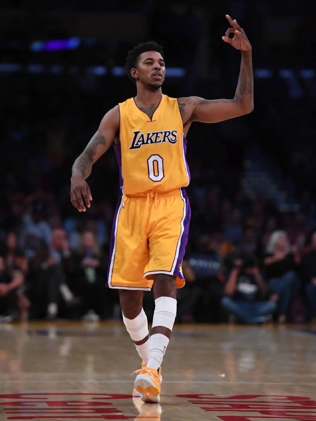 凯里·詹娜养女晒奢华生活，其母21岁跻身十亿富豪榜（凯里·詹娜养女炫耀奢华生活，母亲21岁即登十亿富豪榜）