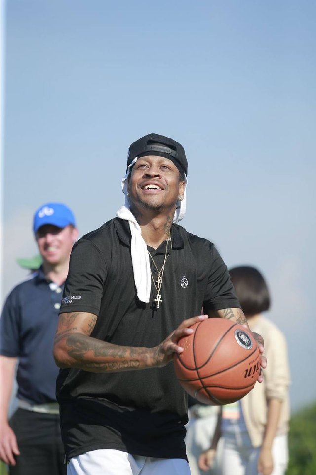 全能表现！詹姆斯半场13分7篮板6助攻，带队领先山西（詹皇全面开花：半场13分7篮板6助攻，率队暂时领先山西）