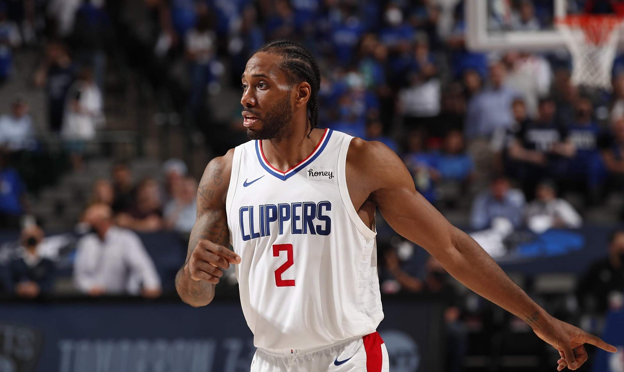 媒体人：北京国安要解散是假消息，想要帮助国安的人有很多（媒体人辟谣：北京国安解散传言不实，愿助国安者众多）