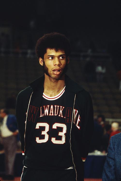 😎这人谁啊（摘掉墨镜）🥺号召力这么强！（😲这位是谁啊（目瞪口呆）号召力也太猛了吧！）